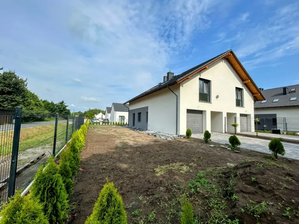 Zrealizowany dom przy ulicy Akacjowej w Chrząstawie Małej — widok od strony ogrodu